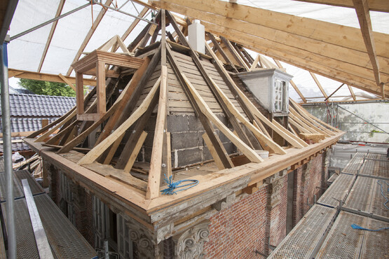 Restaurierung an einem Dachstuhl