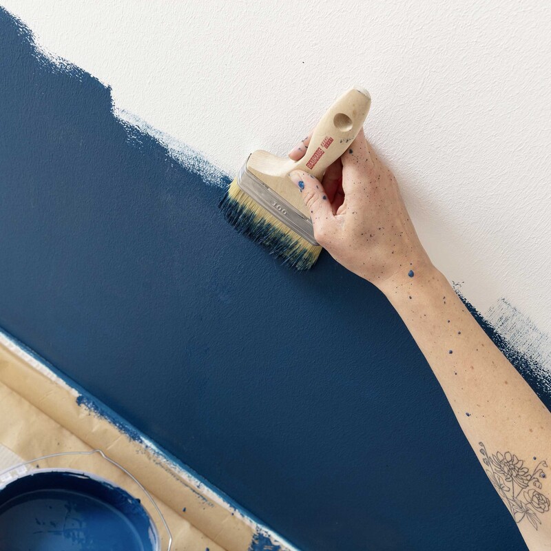 Mit der dunkelste Basisfarbe bis zur Markierung streichen, dann hellere Farbtöne hinzufügen