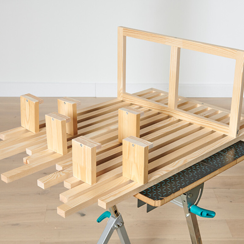 selbstgebaute Holzkonstruktion für DIY-Balkonbar