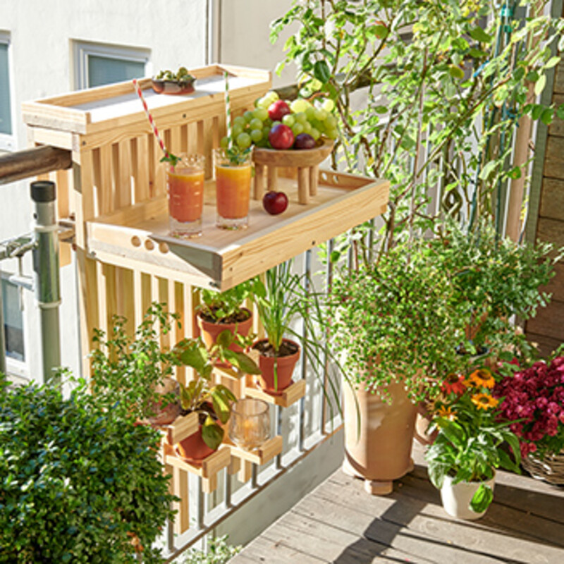 Selbstgebaute Balkonbar aus Holz mit Pflanzenregal