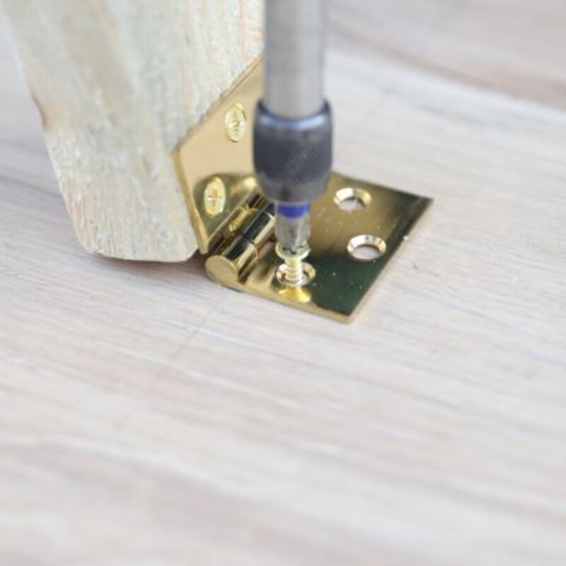 Scharnier anschrauben