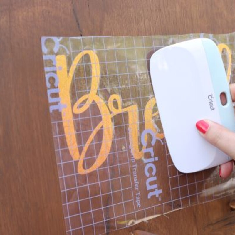 Mit der Rakel über den Schriftzug fahren