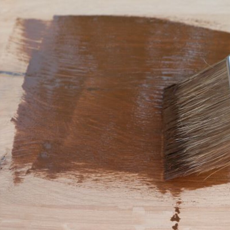 Holzplatte streichen