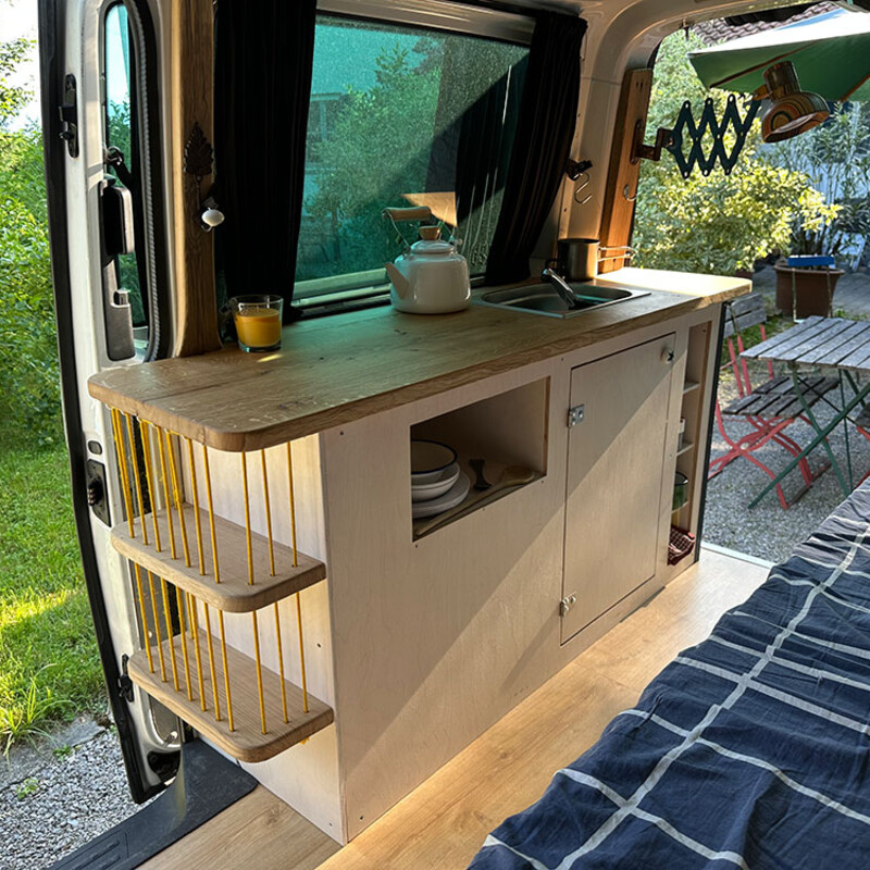 Selbstgebaute Camper-Küche aus Holz
