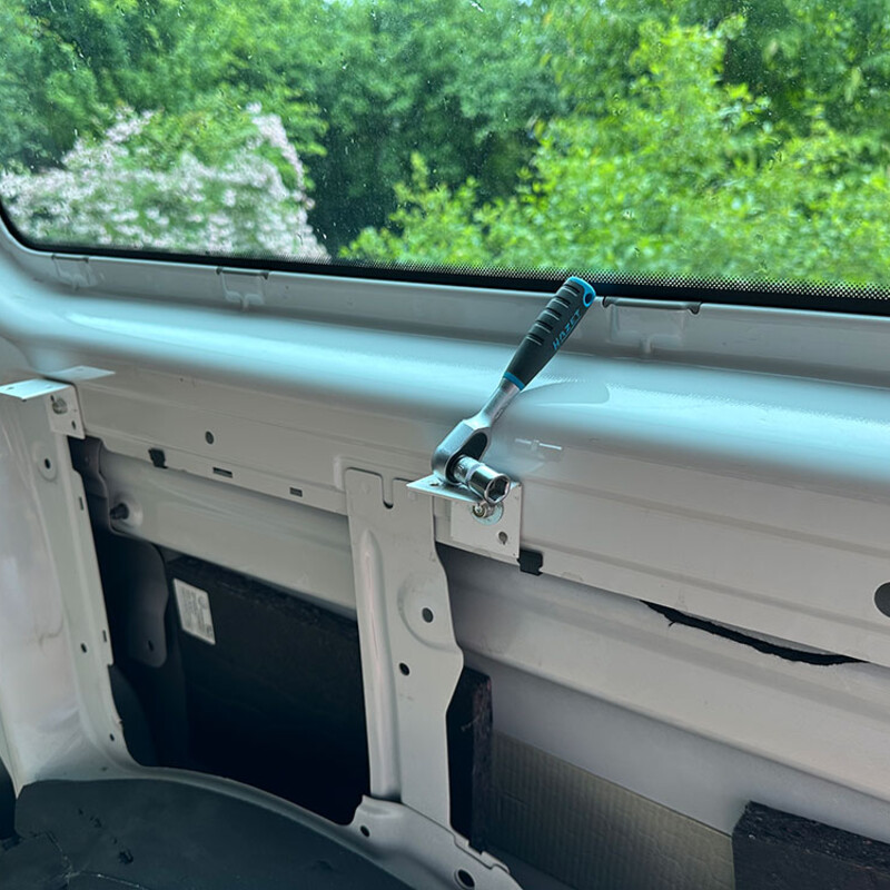 Innenwand eines Fahrzeugs mit Winkeln und Werkzeug