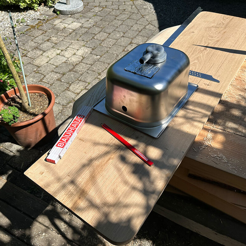 Spülbecken für DIY-Camper-Küche liegt auf Holzbrett