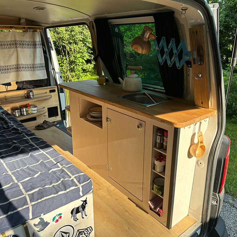 Küche aus Holz im Camper-Van mit Spüle und Stauraum