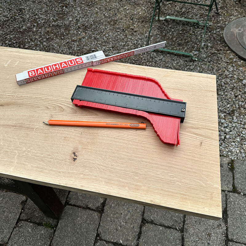 Konturenlehre liegt auf Holzbrett