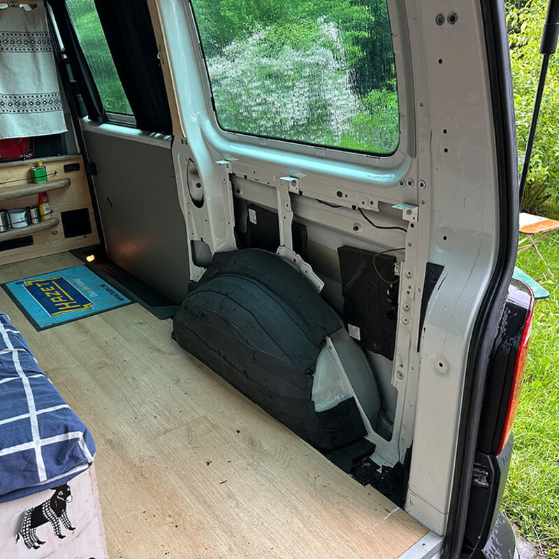 Camper-Van mit abmontierter Innenwand-Verkleidung