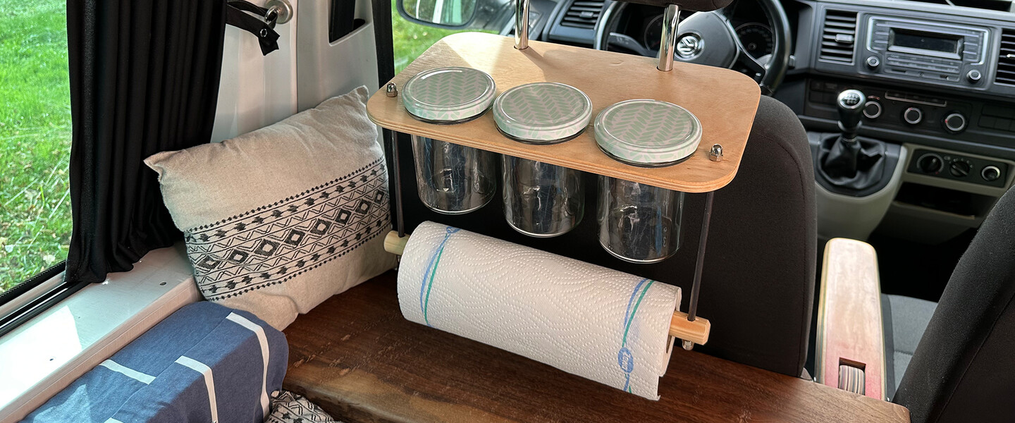 Selbstgebautes Regal für den Camper mit Schraubgläsern und Küchenpapierrolle