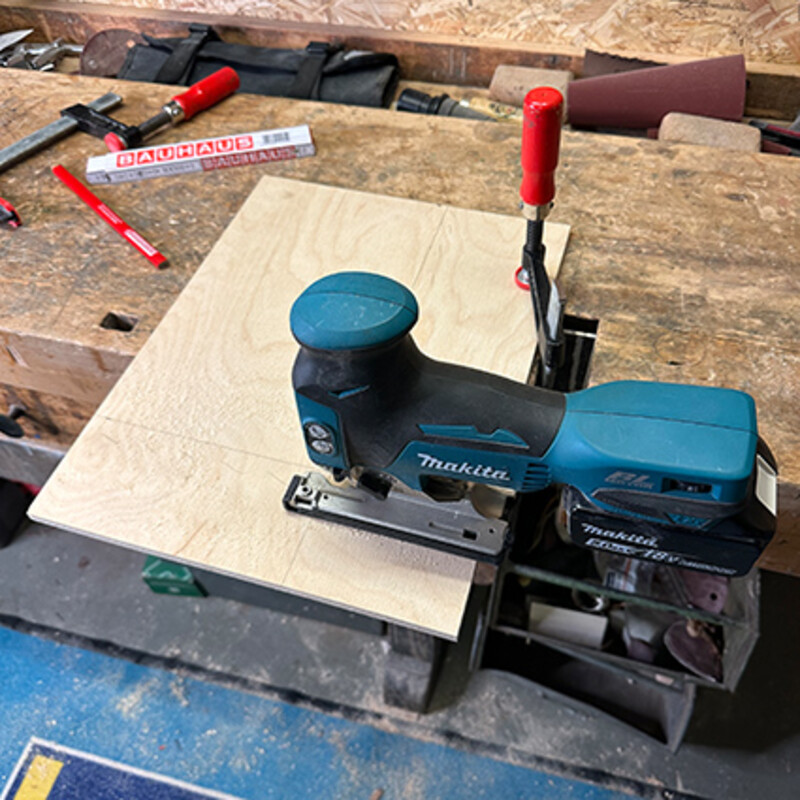 Stichsäge sägt Multiplexplatte für DIY-Camper-Regal