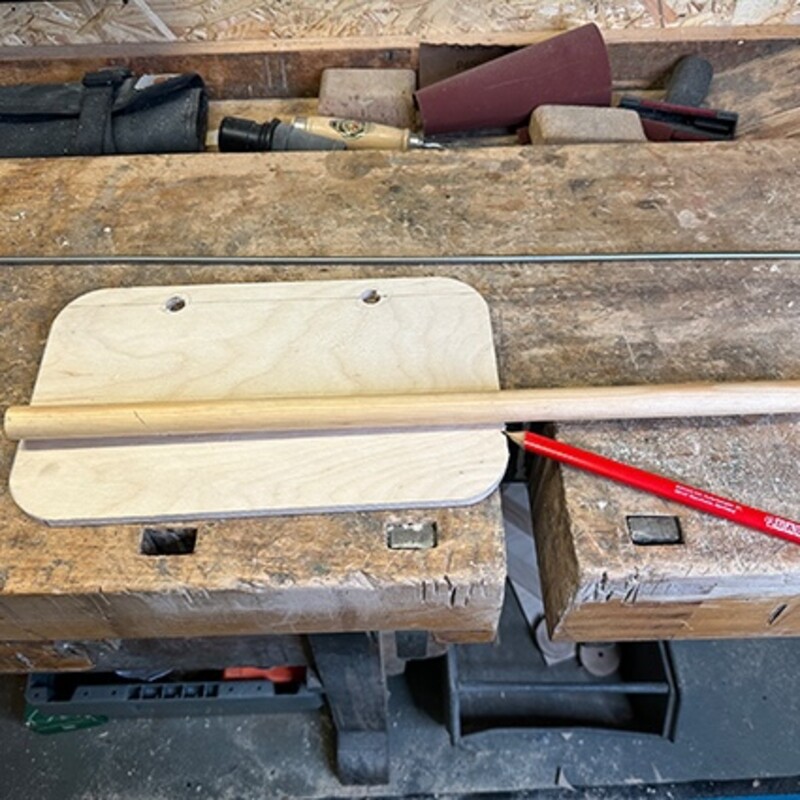 Camper-Regal aus Multiplexplatte selber bauen: Rundstab aus Holz liegt auf Multiplexplatte