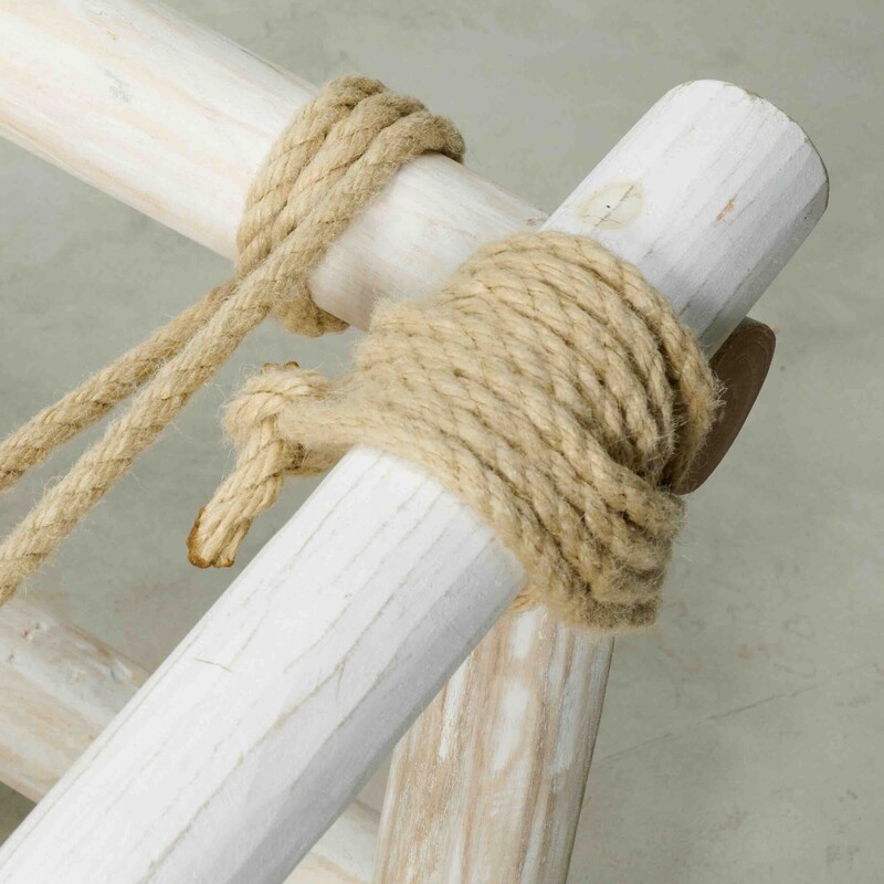 Mit Seil umwickelte Holzstämme