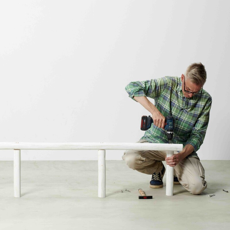 Mann verschraubt Rahmen für DIY Daybed
