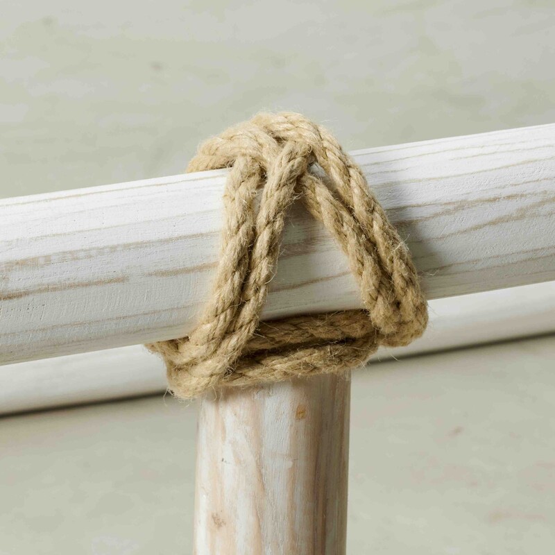 Holzkonstruktion mit Seil gewickelt