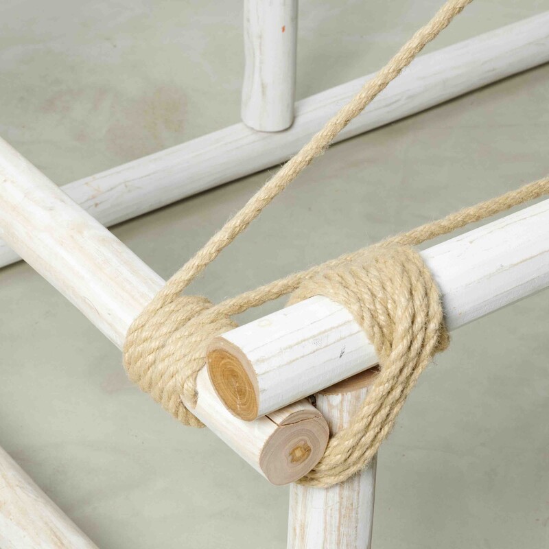 Mit Seil umwickelte Holzstämme