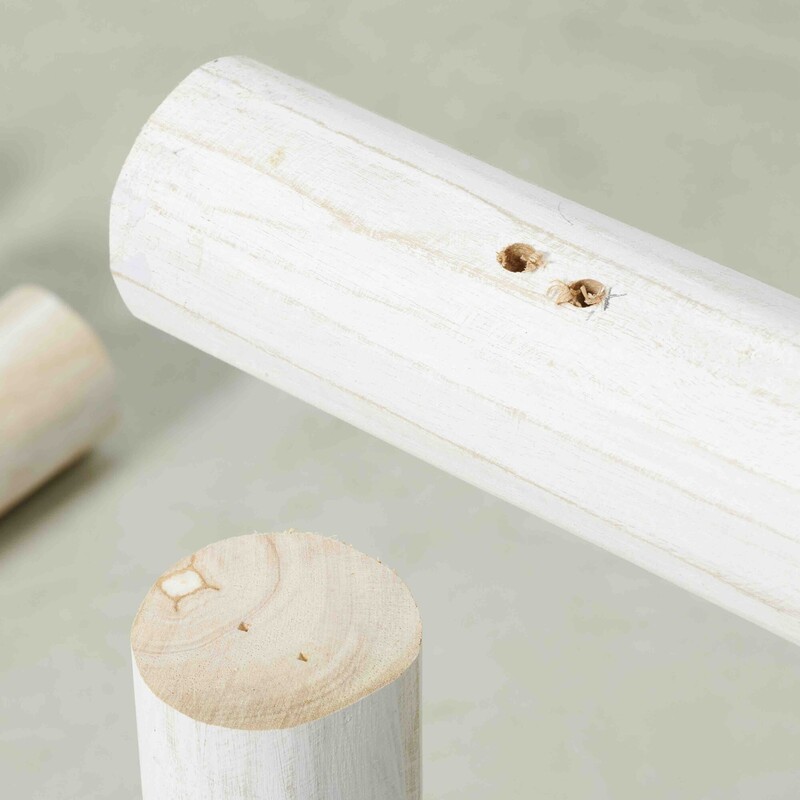 Holzstück mit zwei Löchern