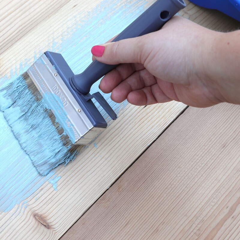 Holzlatten streichen