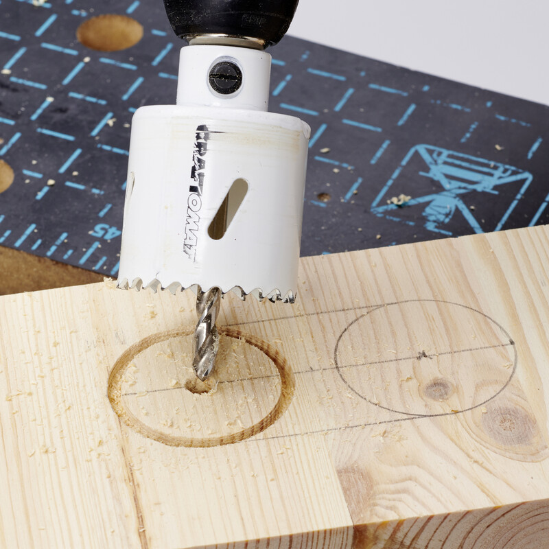 DIY Balkonbar: Loch mit Lochs&auml;ge bohren