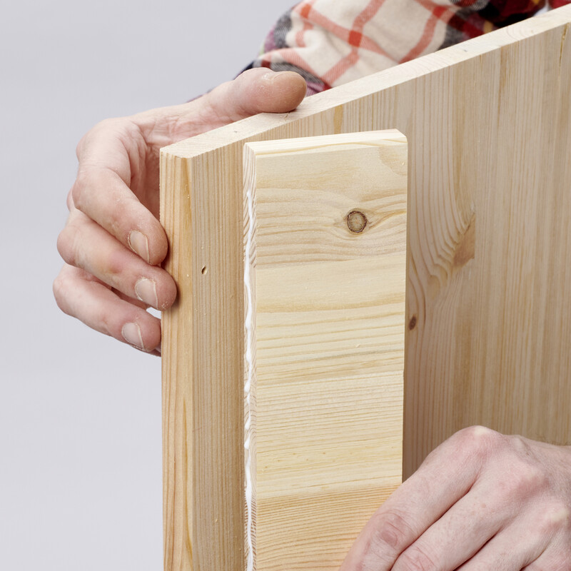 DIY Balkonbar: Seitenanteil mit R&uuml;ckwand verbinden