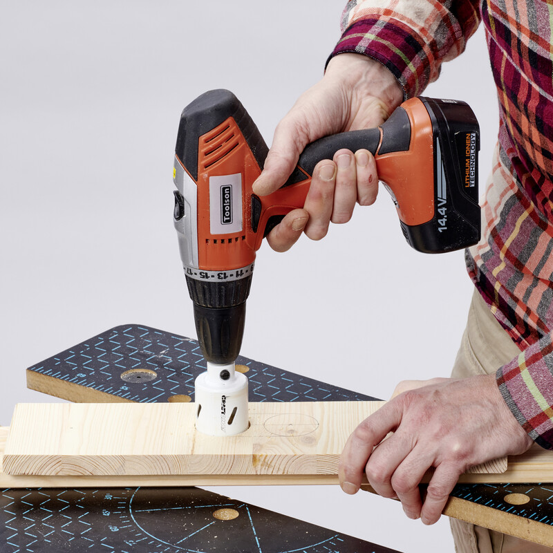 DIY Balkonbar: L&ouml;cher mit Lochs&auml;ge bohren