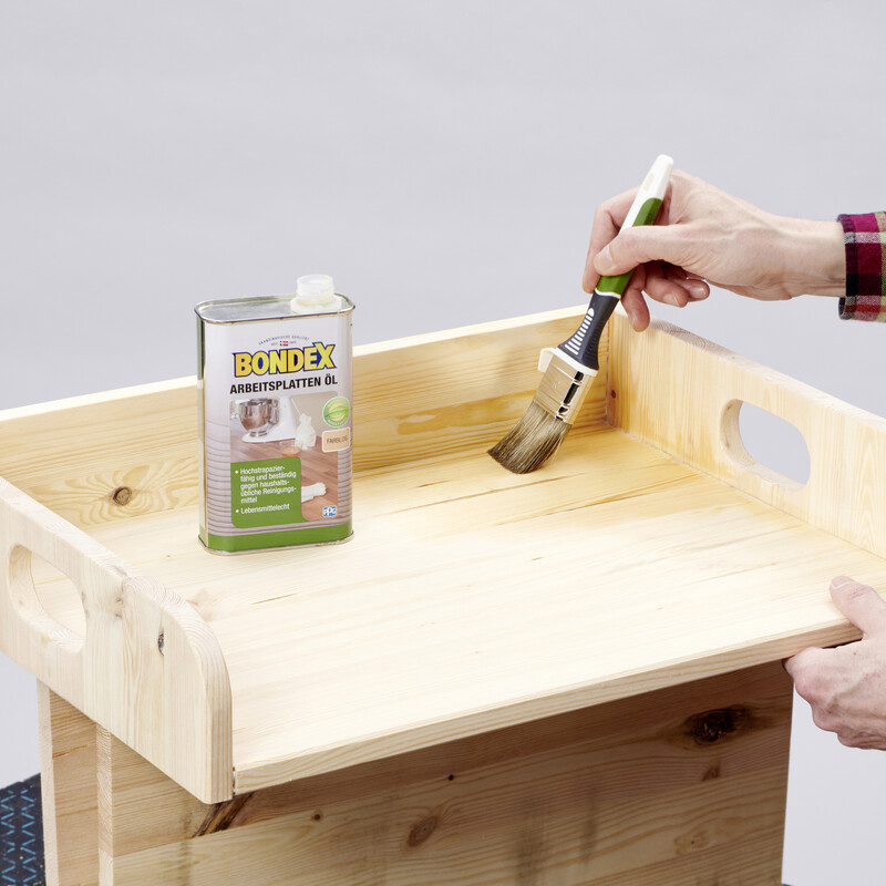 DIY Balkonbar: Balkonbar mit Holz&ouml;l bestreichen