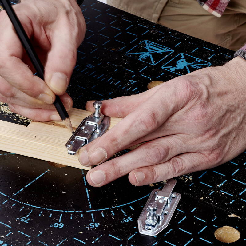 DIY Balkonbar: Bohrmakierungen f&uuml;r Fensterriegel setzen
