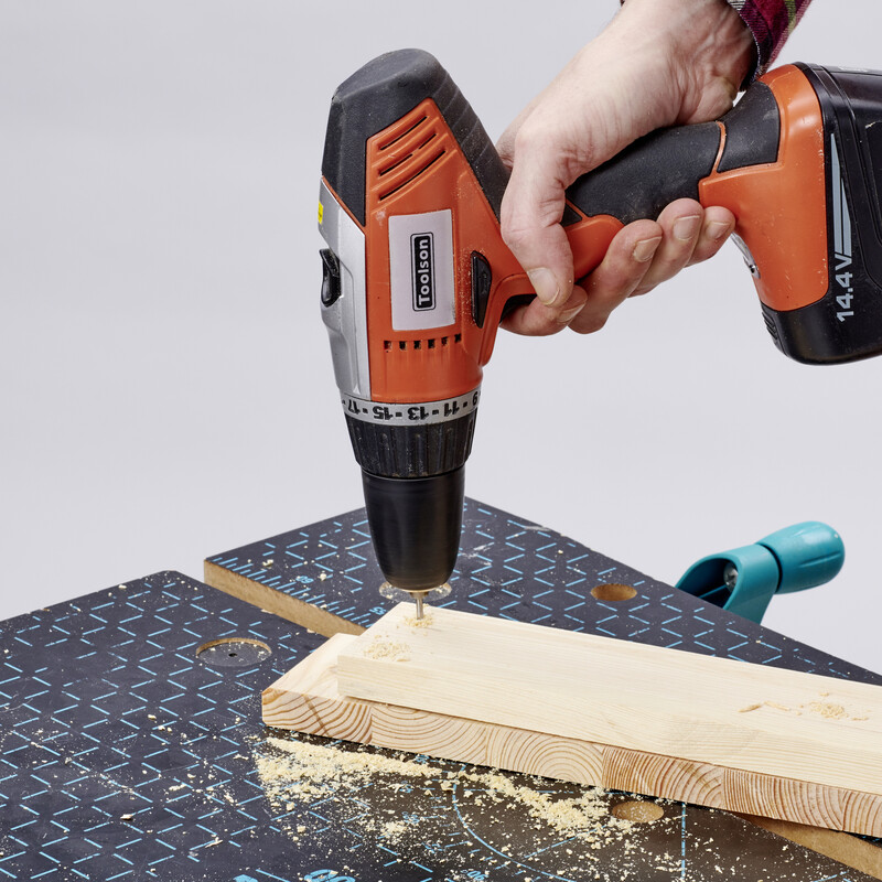 DIY Balkonbar: L&ouml;cher in Tr&auml;gerplatte bohren