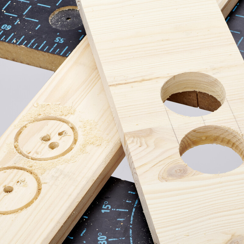 DIY Balkonbar: Holzplatten mit ges&auml;gten und angezeichneten L&ouml;chern