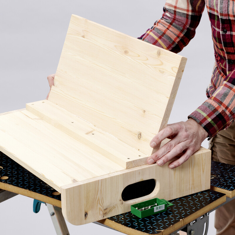 DIY Balkonbar: Seitenteil mit Tr&auml;gerteil verbinden