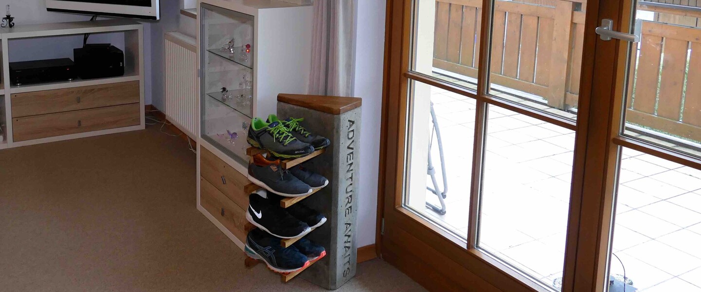 Schuhregal mit Schuhen in Wohnumgebung