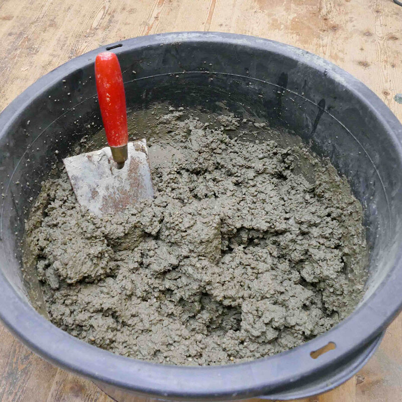 angemischter Beton in Baueimer