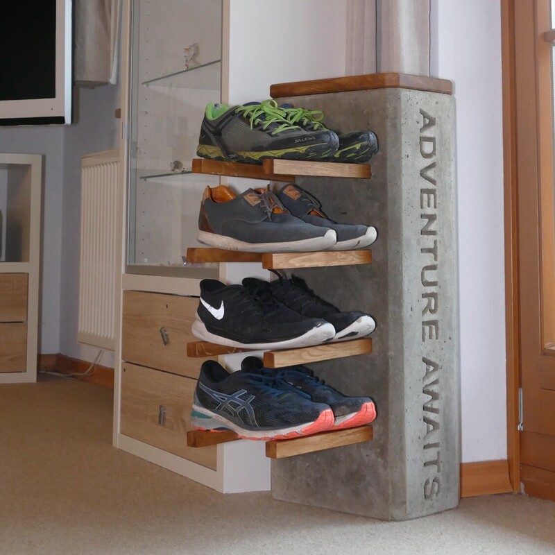 Schuhregal mit Schuhen in Wohnzimmer