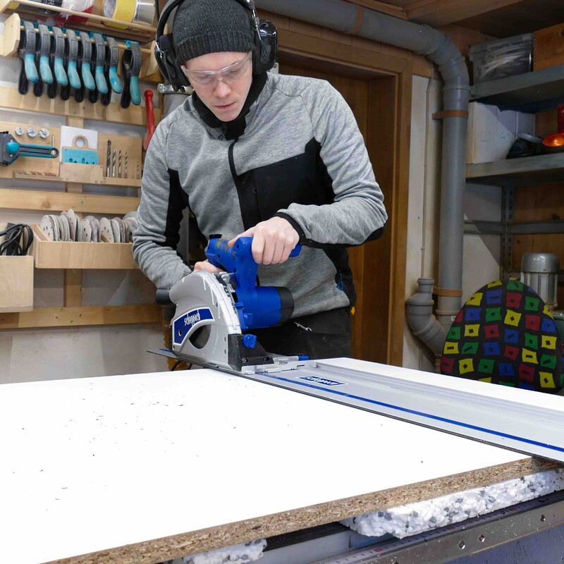 Georg Dietz schneidet Spanplatte zu