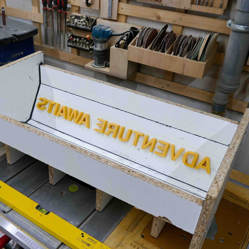 eingeklebter Schriftzug aus Hartschaum