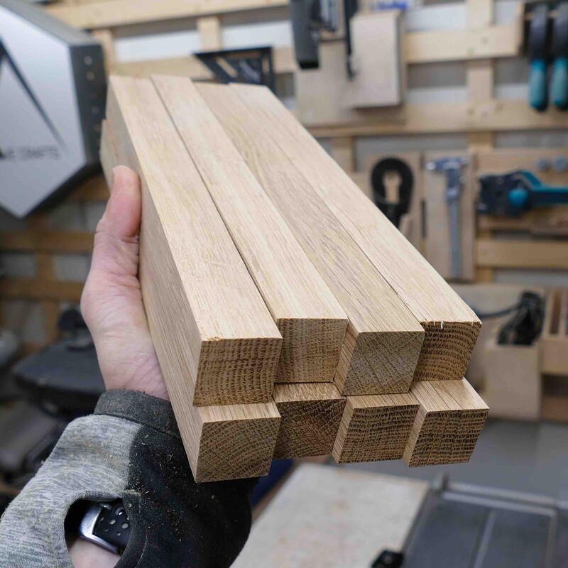abgeschliffene und zugesägte Holzleisten
