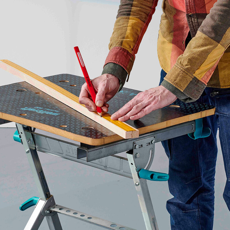 Anzeichnen Holzleiste mit Lineal und Bleistift
