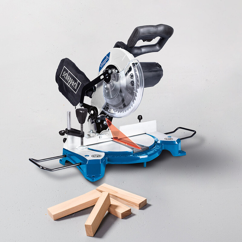 Mit Kappsäge geschnittene Holzleisten