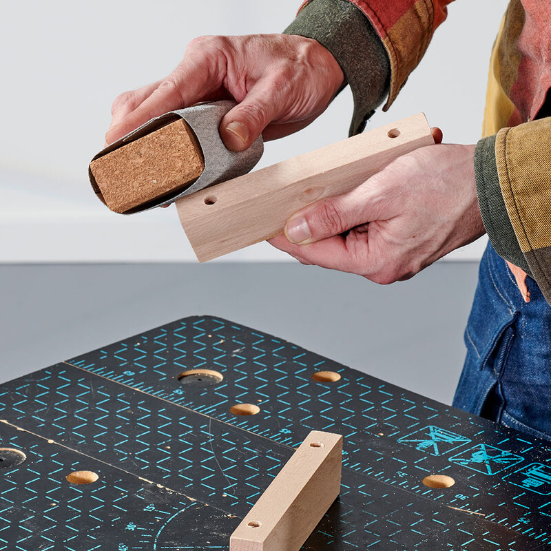 Schleifen der Holzleisten mit Schleifpapier