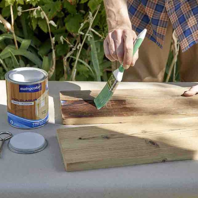 Lasur mit Pinsel auf Holz auftragen