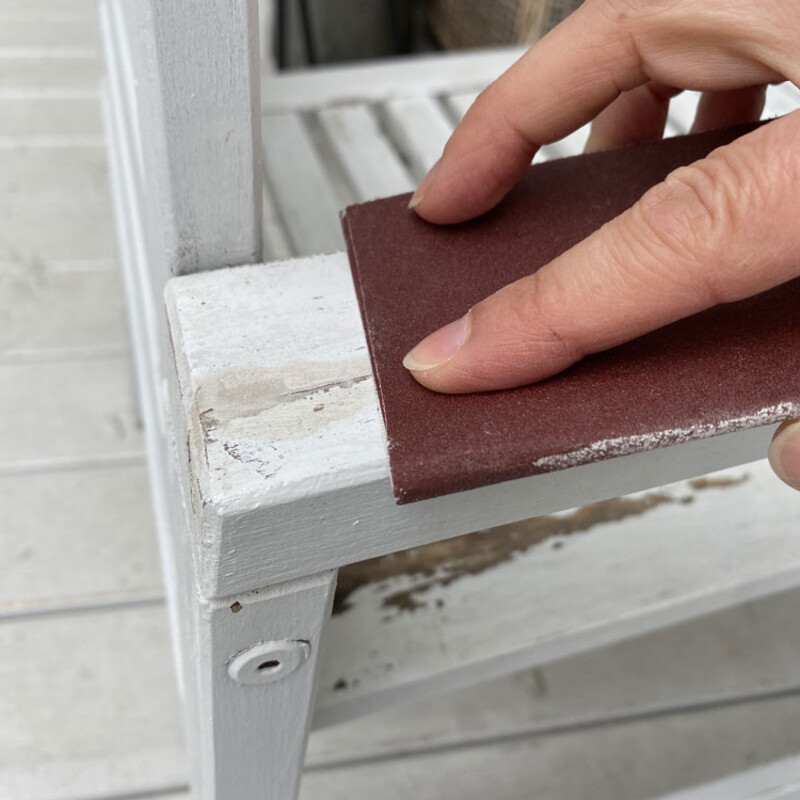 Alten Gartenstuhl mit Schleifpapier bearbeiten