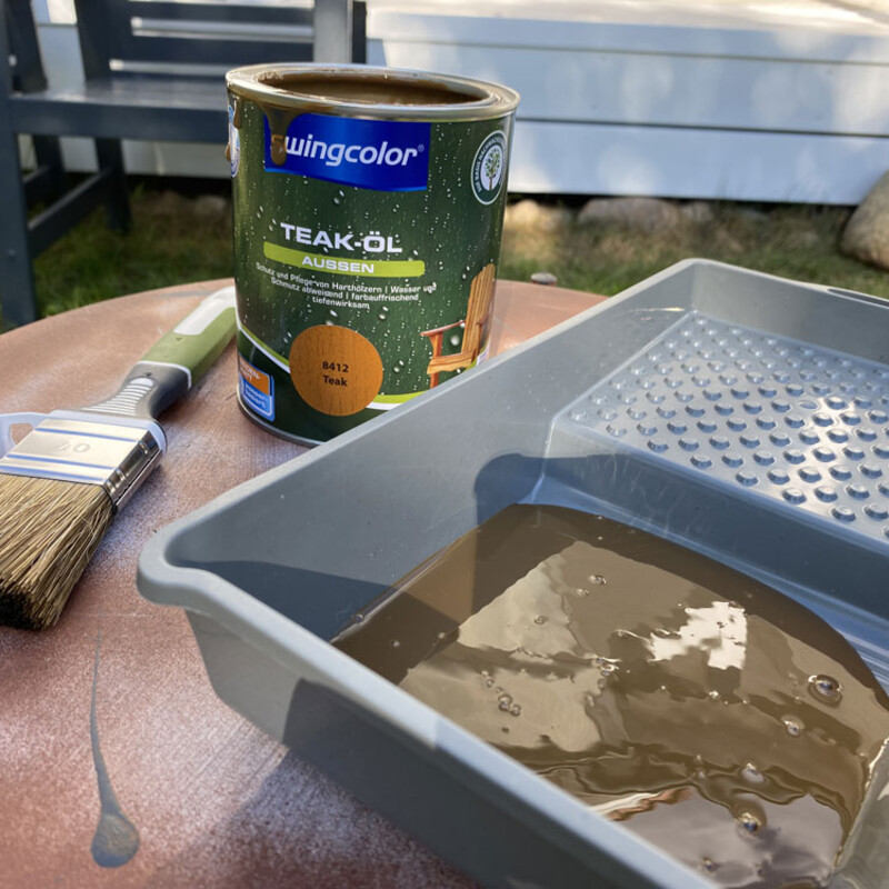 Teak&ouml;l in Wanne mit Pinsel