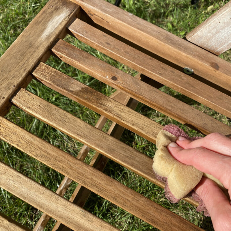 Verwitterten Gartenstuhl mit Schwamm reinigen