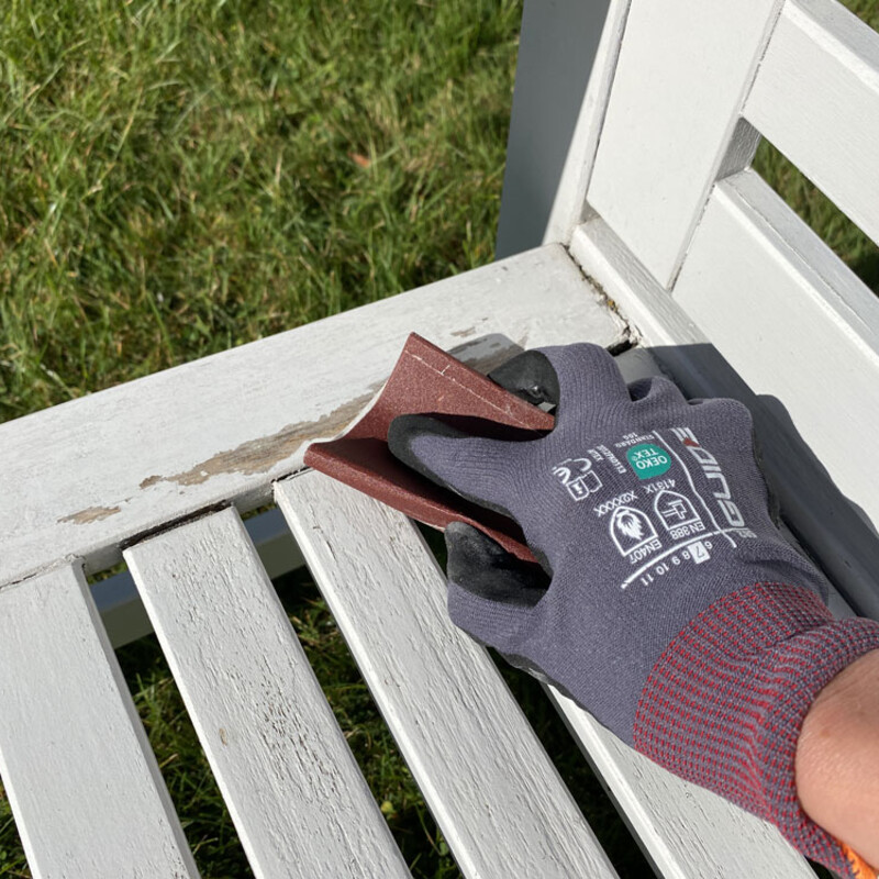 Alten Gartenstuhl mit Schleifpapier abschleifen