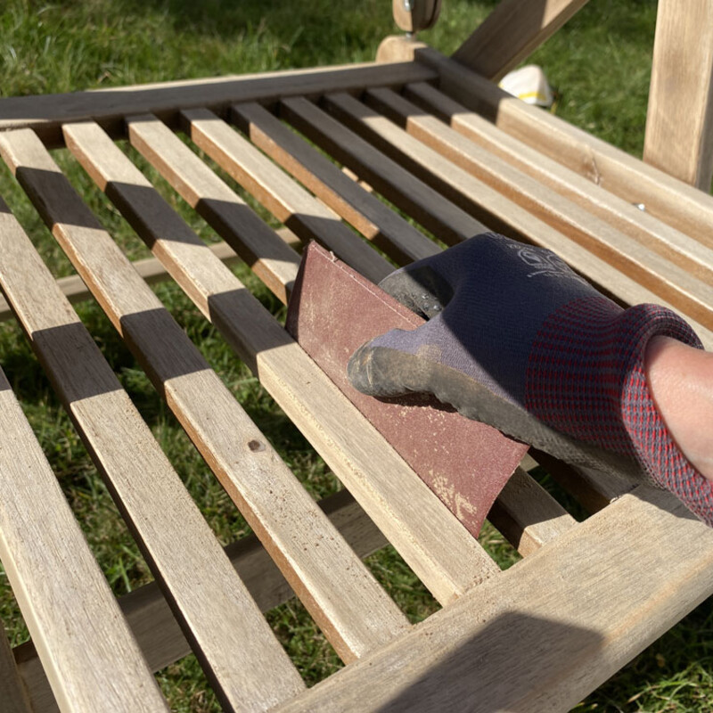 Streben eines Gartenstuhls schleifen