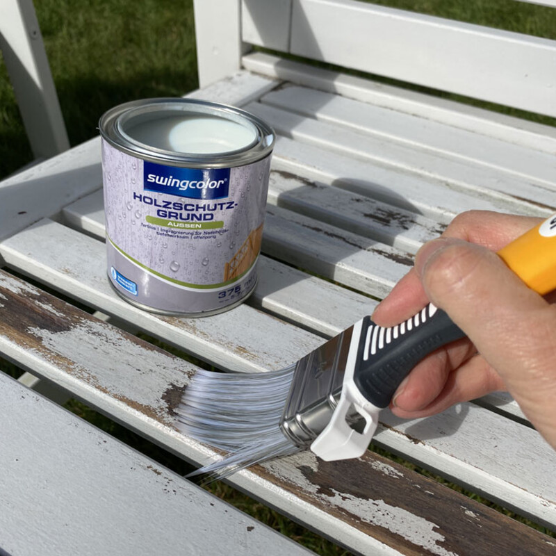 Holzschutzgrund auf alten Gartenstuhl aufbringen