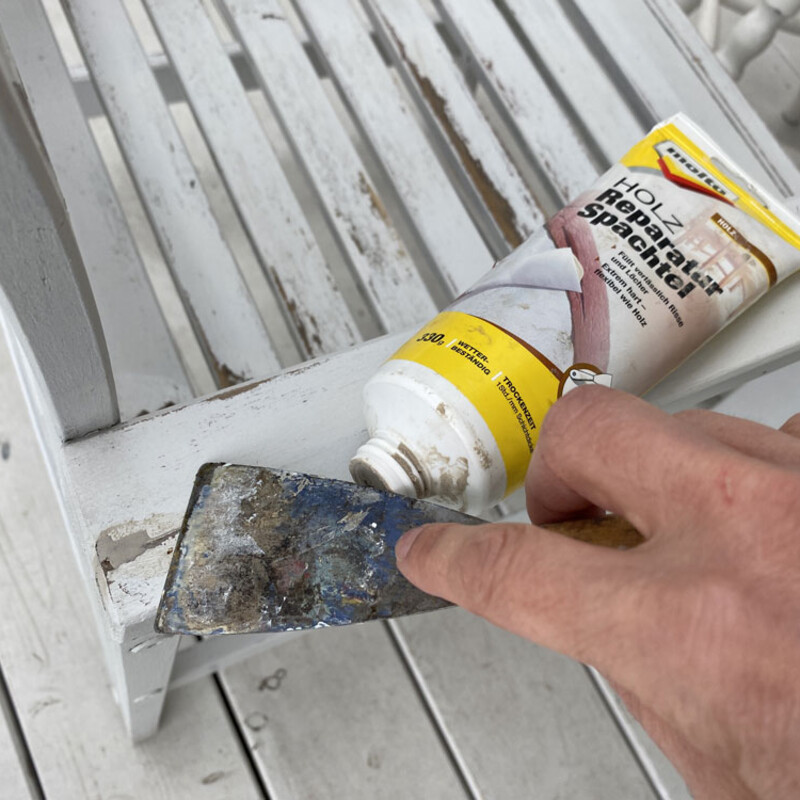 Alten Gartenstuhl mit Spachtel und Spachtelmasse ausbessern