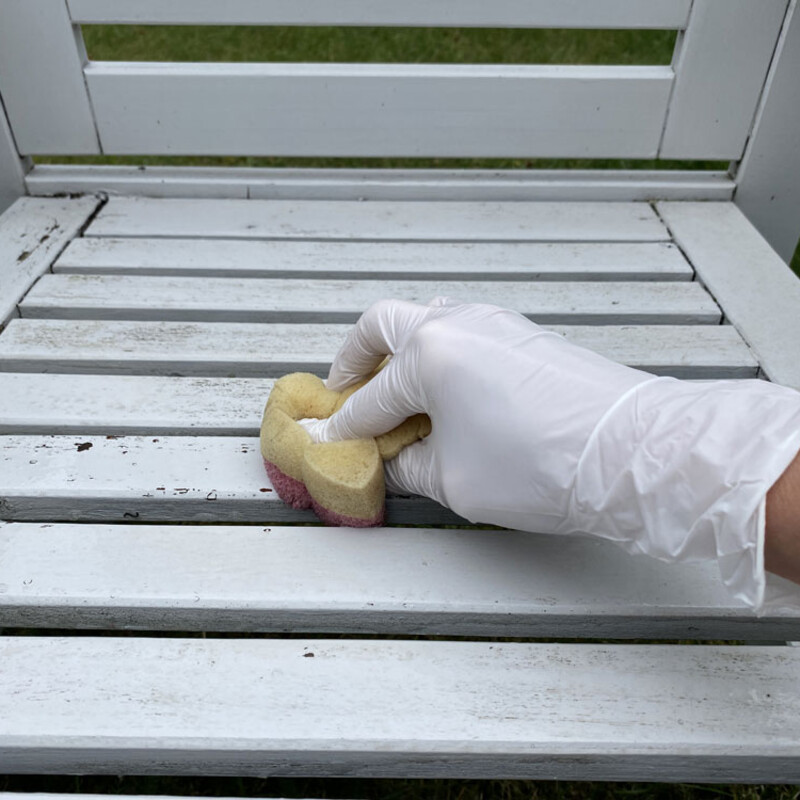 Alten Gartenstuhl mit Schwamm reinigen