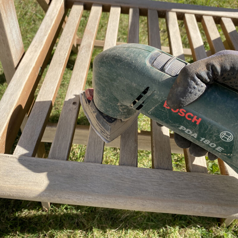 Gartenstuhl mit Schleifmaschine bearbeiten