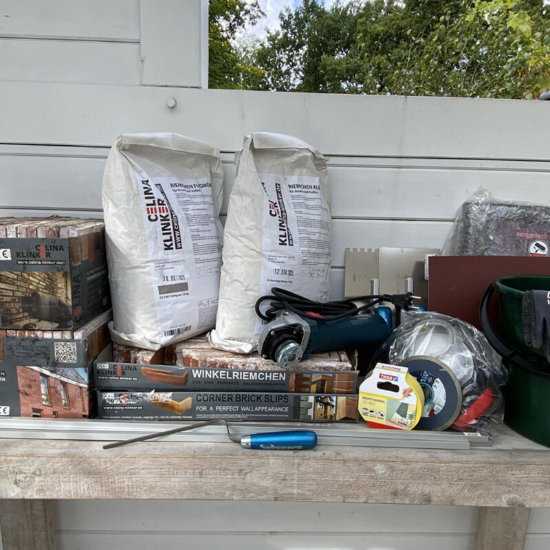 Material für Klinkerwand auf einem Tisch